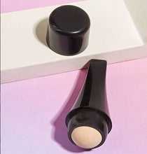 Cargar imagen en el visor de la galería, Oil volcanic absorbing roller- Piel mate al instante
