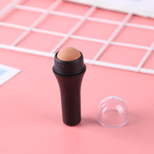 Cargar imagen en el visor de la galería, Oil volcanic absorbing roller- Piel mate al instante
